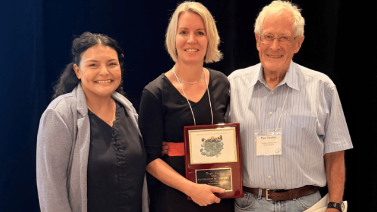 Claudia Avila and Tonya Huff with the naturalist award