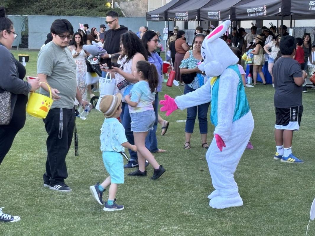 picture credit to: Alexander Ferreria. On the grounds of Riverside City College a bustling crowd full of student parents, kids, and volunteer club members gathered for the Easter event held April 11.